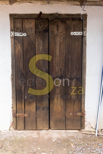 Porta Rústica de Madeira- Aconchego e Charme Campestre no Sítio, Transformando seu Espaço em um Refúgio de Serenidade e Encanto (1 de 1).jpg
