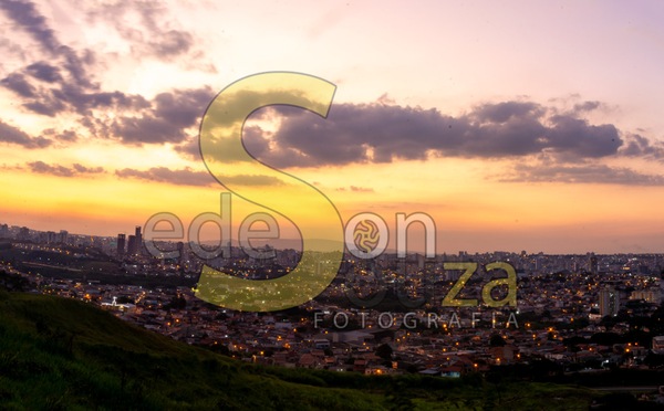 Emblemáticas Vistas Crepusculares do Morro da Mariquinha em Sorocaba, SP, Brasil- Uma Jornada Fotográfica ao Anoitecer (2 de 8).jpg