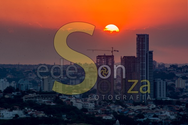 Deslumbrantes vistas do Morro da Mariquinha ao entardecer- Uma jornada visual sobre a beleza de Sorocaba, SP, Brasil, capturada em fotografias aéreas (12 de 18).jpg