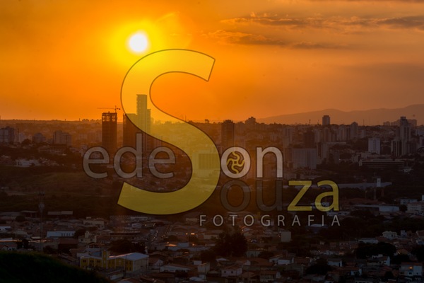 Deslumbrantes vistas do Morro da Mariquinha ao entardecer- Uma jornada visual sobre a beleza de Sorocaba, SP, Brasil, capturada em fotografias aéreas (1 de 18).jpg