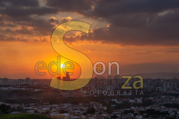 Deslumbrantes vistas do Morro da Mariquinha ao entardecer- Uma jornada visual sobre a beleza de Sorocaba, SP, Brasil, capturada em fotografias aéreas (10 de 18).jpg